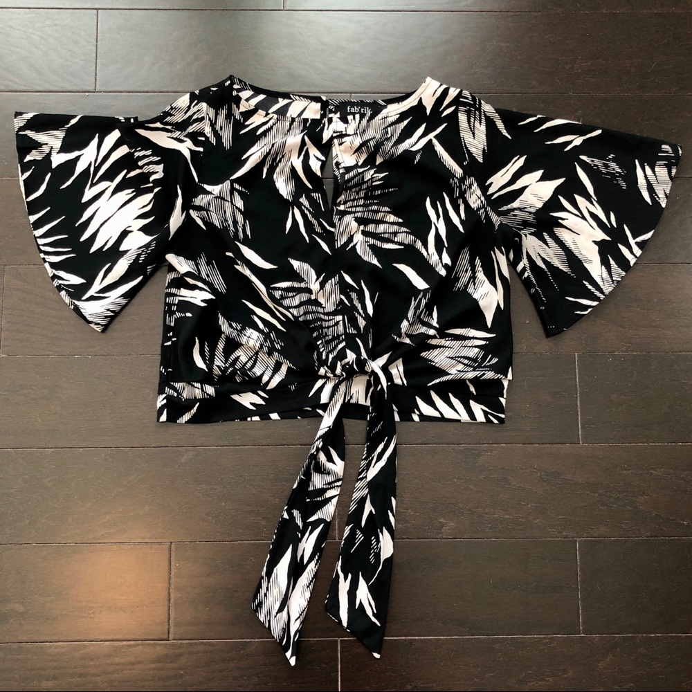 FLUTTER sleeve tropical crop blouse, tie front